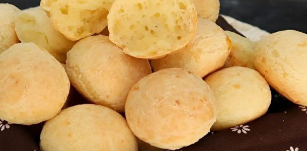 Pao-de-queijo-caseiro-crocante-por-fora-e-macio-por-dentro-perfeito-com-um-cafezinho-1