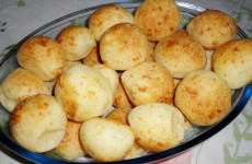 Pao-de-queijo-caseiro-crocante-por-fora-e-macio-por-dentro-perfeito-para-o-lanche-ou-o-cafe-1