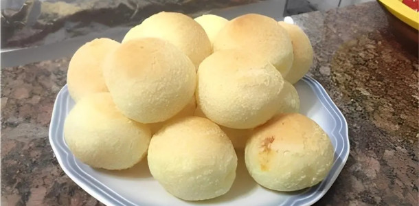 Pao-de-queijo-com-polvilho-doce-sequinho-por-fora-e-macio-por-dentro-rende-muito-1