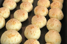 Pao-de-queijo-facil-crocante-por-fora-e-macio-por-dentro-perfeito-para-o-lanche-ou-o-cafe-1