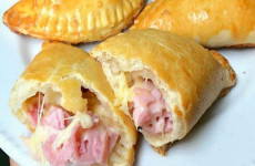 Pastel-com-3-ingredientes-fica-uma-delicia-e-vai-desmanchar-na-sua-boca-1