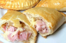 Pastel-de-forno-com-4-ingredientes-fica-uma-delicia-e-melhor-que-os-de-feira-1