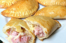 Pastel-de-tres-ingredientes-com-uma-massa-que-desmancha-na-boca-1