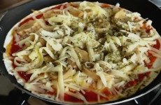 Pizza-de-frigideira-com-massa-caseira-e-facil-e-fica-bem-crocante-e-saborosa-1-1