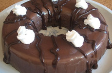 Pudim-de-chocolate-decorado-com-chantilly-perfeicao-para-depois-da-refeicao-1