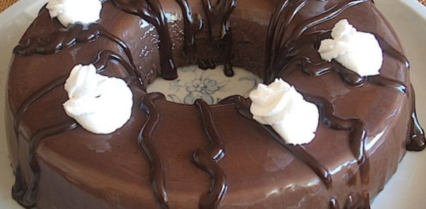 Pudim-de-chocolate-decorado-com-chantilly-perfeicao-para-depois-da-refeicao-1