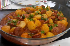 Refogado-de-calabresa-com-molho-e-batata-faca-assim-para-comer-no-frio-1