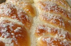 Rosca-doce-com-cobertura-de-leite-de-coco-uma-maravilha-dos-deuses-1-1