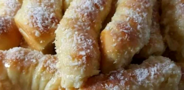 Rosquinha-recheada-com-queijo-e-cobertura-de-coco-deliciosas-1-1