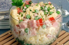 Salada-de-macarrao-com-frios-e-ervilha-fresca-a-salada-perfeita-para-servir-no-seu-natal-1