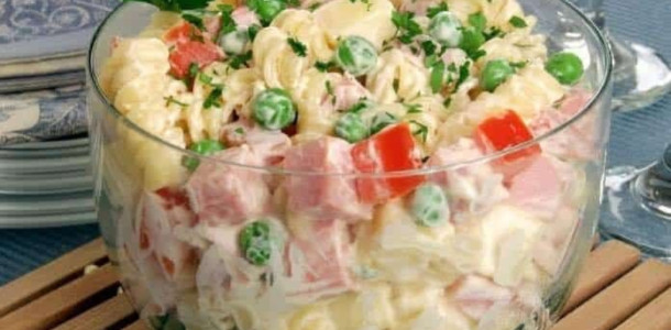 Salada-de-macarrao-com-frios-e-ervilha-fresca-a-salada-perfeita-para-servir-no-seu-natal-1