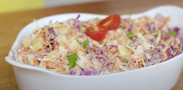 Salada-tropical-simples-feita-com-repolho-roxo-e-frutas-uma-salada-perfeita-para-o-natal-1