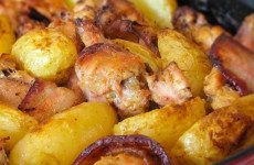 Sobrecoxa-assada-com-batatas-e-bacon-receitinha-que-a-vovo-ensinou-que-vai-conquistar-toda-sua-familia-1