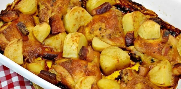 Sobrecoxa-assada-com-batatas-e-bacon-um-jeito-diferente-e-delicioso-de-se-fazer-1