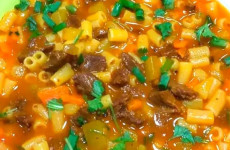 Sopa-de-macarrao-com-carne-e-legumes-perfeito-para-dias-frios-1