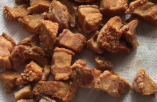 Torresmo-frito-crocante-com-carne-macia-e-pururuca-deliciosa-1-1