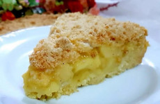 Torta-de-maca-cremosa-com-farofa-doce-uma-delicia-que-e-a-cara-do-natal-1