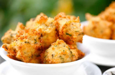 bolinho-de-arroz-com-queijo-1024x641-1-1