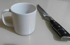 dica-caseira-para-amolar-faca-utilizando-apenas-uma-caneca-receita-toda-hora-1024x683-1-1