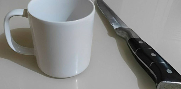 dica-caseira-para-amolar-faca-utilizando-apenas-uma-caneca-receita-toda-hora-1024x683-1-1