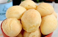 misture-esses-3-ingredientes-e-prepare-um-delicioso-pao-de-queijo-mineiro-receita-toda-hora-1024x688-1-1