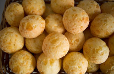 pao-de-queijo-com-3-ingredientes-1024x700-1-1