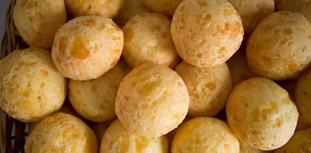 pao-de-queijo-com-3-ingredientes-1024x700-1-1