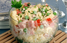 salada-de-macarrao-com-presunto-e-queijo-1024x683-1-1