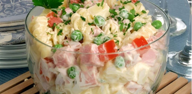 salada-de-macarrao-com-presunto-e-queijo-1024x683-1-1