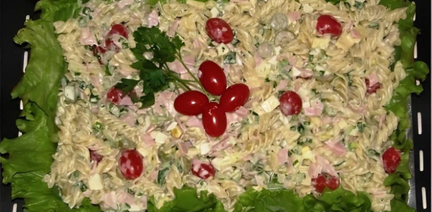 salada-de-macarrao-de-restaurante-1024x683-1-1