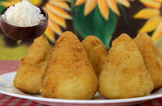 se-voce-tem-arroz-que-sobrou-de-ontem-ja-pode-fazer-coxinha-de-arroz-cozido-receita-toda-hora-1024x683-1-2