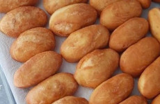 Bolinho bico-de-cegonha que não vai ao forno, eu faço todo dia pro café da manhã e em uma quantidade maior pra ficar pro lanche da tarde, o bolinho mais gostoso do planeta