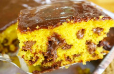 Bolo de cenoura trufado com cobertura de brigadeiro para deixar todo mundo com água na boca