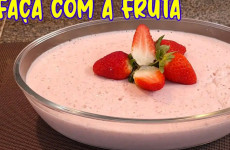 Mousse de morango cremoso usando a própria fruta ótima sobremesa para seu Natal