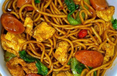 Yakisoba-de-Salsicha-com-aquele-pedacinho-de-frango-e-legumes-fica-tudo-de-bom