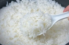 É um grande erro adicionar apenas água para cozinhar o arroz, deixa eu te ensinar qual é o segredo